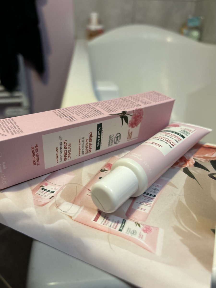 Azlyanne's tweet image. Je teste la Gamme KLORANE BIO à la Pivoine :  idéale pour les peaux sensibles, elle apaise nourrit et protège la peau sans l'alourdir ou l'agresser. la peau est beaucoup moins tiraillée et plus éclatante. Moins de démangeaisons, de rougeurs ... Je valide à 100%