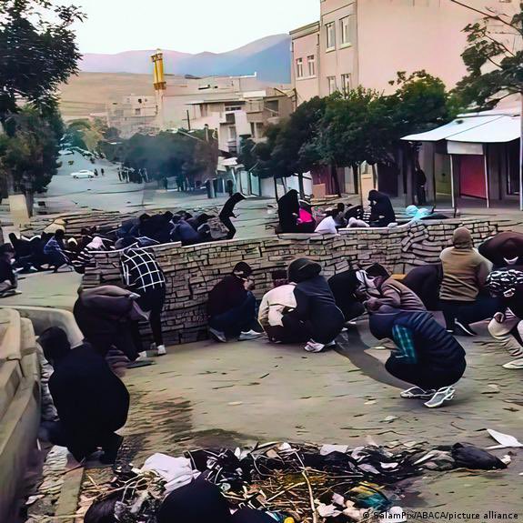 HusenYazdanpana's tweet photo. ١/١
گەڕانەوە بۆ کوردستان
ئێستا کەجارێکی دیکە، سیاسەتی٤٠ساڵەی خۆدانە پاڵ ئەم جەمسەر و ئەو جەمسەری ئۆپۆزیسیۆنی فارس، شکستی ھێنا و ڕۆنیشتن لە سەر خوانی خوێناوی پەھلەوی و بن ئاڵای شێروشمشێری ستەم، نە ڕاپەڕینی تاودا و نە متمانەی بەخشیی؛ دیسان لەسەر گەڕانەوە بۆ کوردستان پێدادەگرینەوە. https://t.co/HvqT9zJzjN