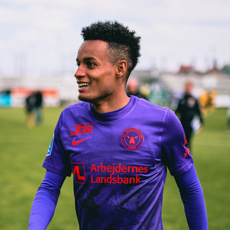 fcmidtjylland's tweet photo. "Det er en god følelse at være fuldt ud tilbage. Jeg havde en lille skade, som tog mig ud af spillet i et stykke tid. Nu føler jeg mig klar til at hjælpe mine holdkammerater igen."
Mere fra vores brasilianske venstreback nedenfor 🇧🇷
#ACHFCM