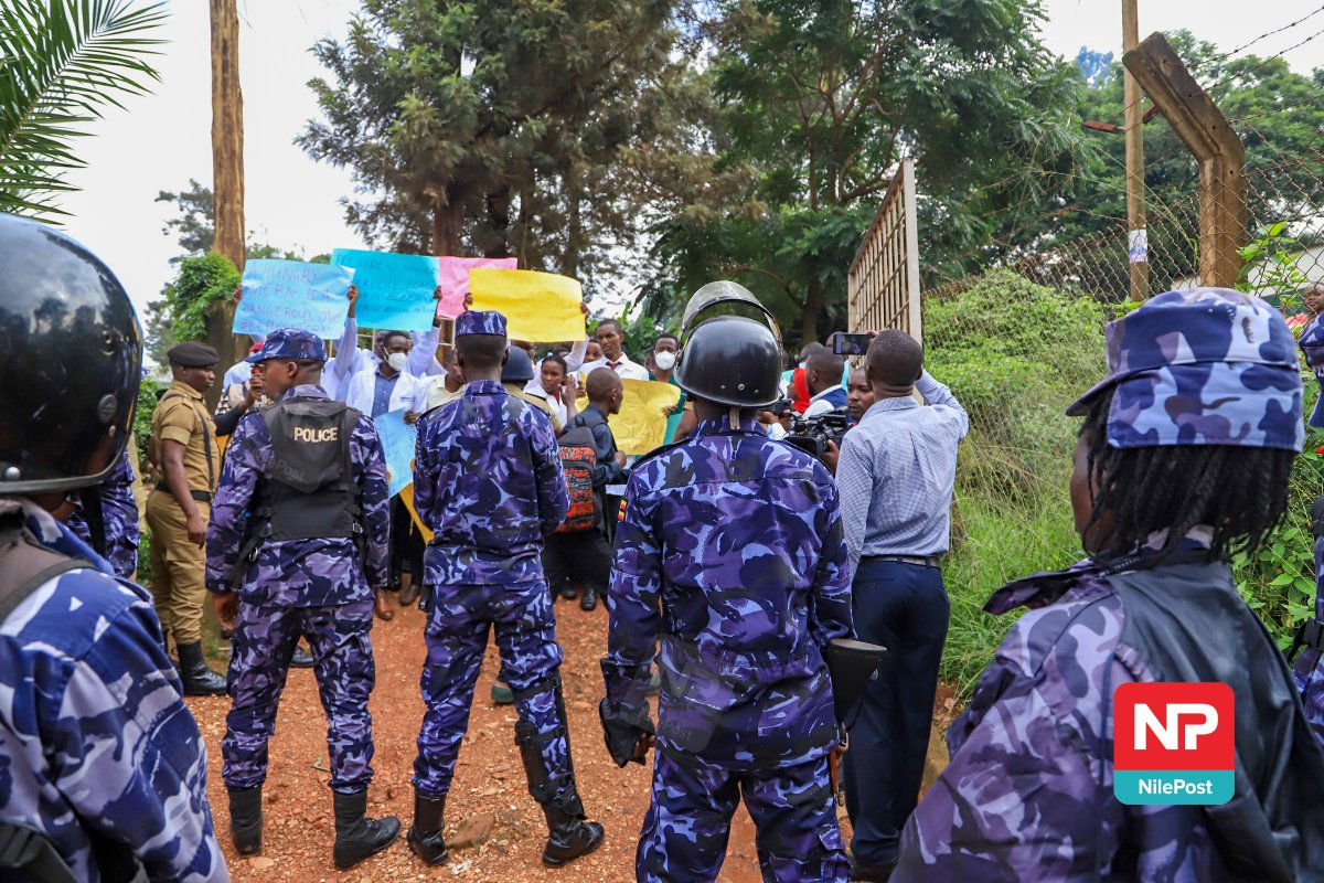 francis_isano's tweet photo. Pre-medical interns once again have demonstrated, citing delayed deployment by the Ministry of Health to their training facilities. These cannot practice in any facility before getting a license from their council.
#NBSUpdates https://t.co/65okLfKTKN