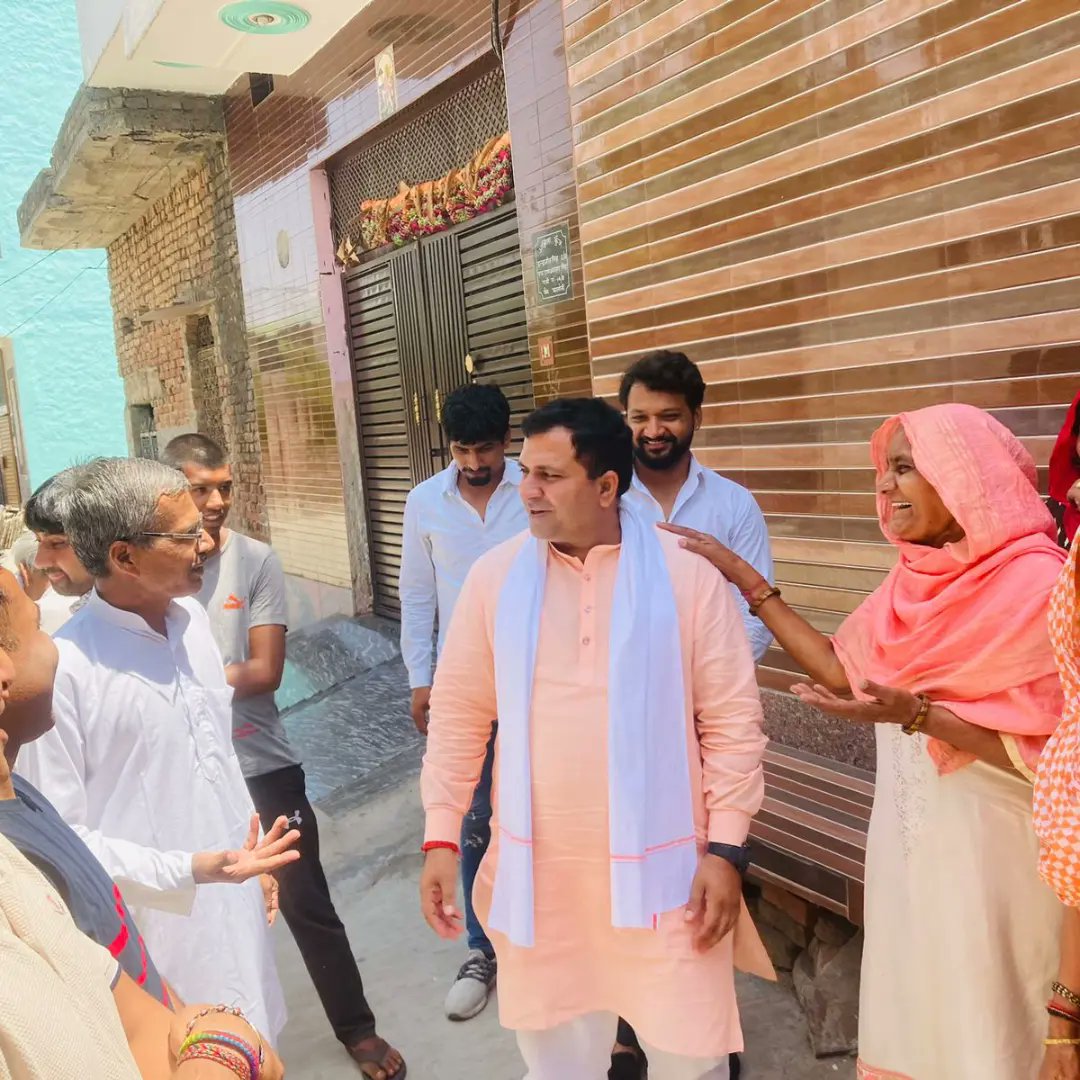 NaveenBunty4BJP's tweet photo. दुनिया का सबसे बड़ा धन, आशीर्वाद है और मुझे #माताओं_बहनों का आशीर्वाद भरपूर मिल रहा है।

आपका बेटा आपका भाई
@NaveenBunty4BJP
#जनसंवाद https://t.co/DUnddwvDUK