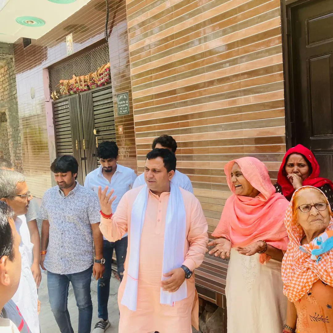 NaveenBunty4BJP's tweet photo. दुनिया का सबसे बड़ा धन, आशीर्वाद है और मुझे #माताओं_बहनों का आशीर्वाद भरपूर मिल रहा है।

आपका बेटा आपका भाई
@NaveenBunty4BJP
#जनसंवाद https://t.co/DUnddwvDUK