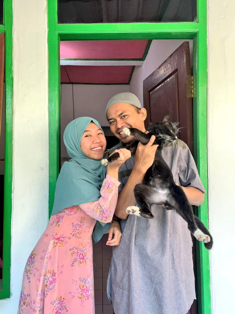 AtunnisaSyifa's tweet photo. First Eid with husband 🙈
Selamat lebaran dari kita dan Ucing 🐱🐱🐱 https://t.co/LUYr85Qneh