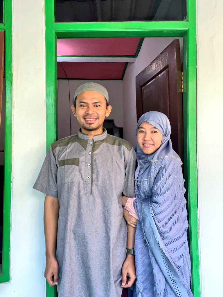 AtunnisaSyifa's tweet photo. First Eid with husband 🙈
Selamat lebaran dari kita dan Ucing 🐱🐱🐱 https://t.co/LUYr85Qneh