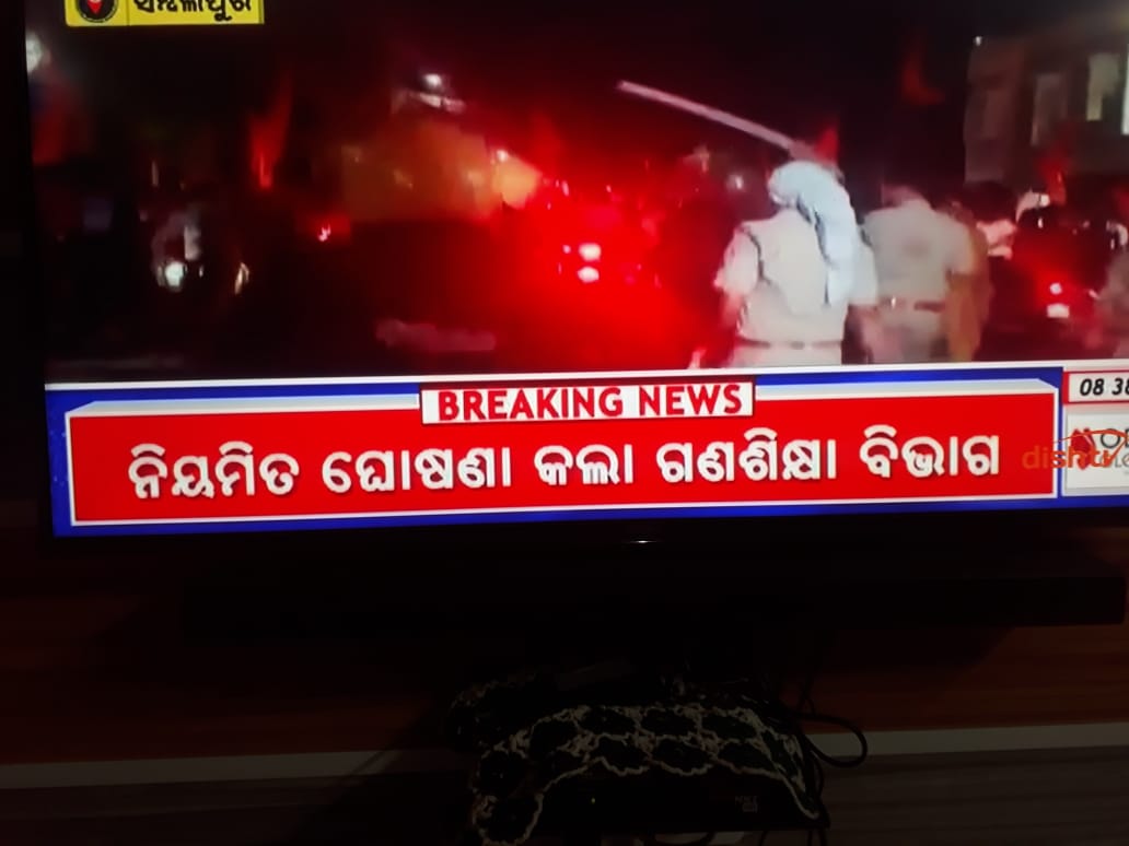 Abhisek35362151's tweet photo. ସରକାର ଆମ ପାଇଁ ପ୍ରତ୍ୟେକ DEO ଅଫିସ ପାଖରେ ଆହାର କେନ୍ଦ୍ରର ବ୍ୟବସ୍ଥା କରୁ ସାଲାରୀ ନ ଆସିବା ଯାଏ ଆମେ ଦିନକୁ 2ଥର ସେଇଠି ଖାଇବୁ.
ସରକାରଙ୍କ ମିଥ୍ୟା ପ୍ରତିଶୃତି ପାଇଁ ଆଜି ରେଗୁଲାର ହୋଇ ପାରୁନାହାନ୍ତି ହାଇସ୍କୁଲ ଶିକ୍ଷକ,  ଭୋକ ରେ କଟୁଛି ଦିନ.
#ODia https://t.co/z0Y2VjDNUd
