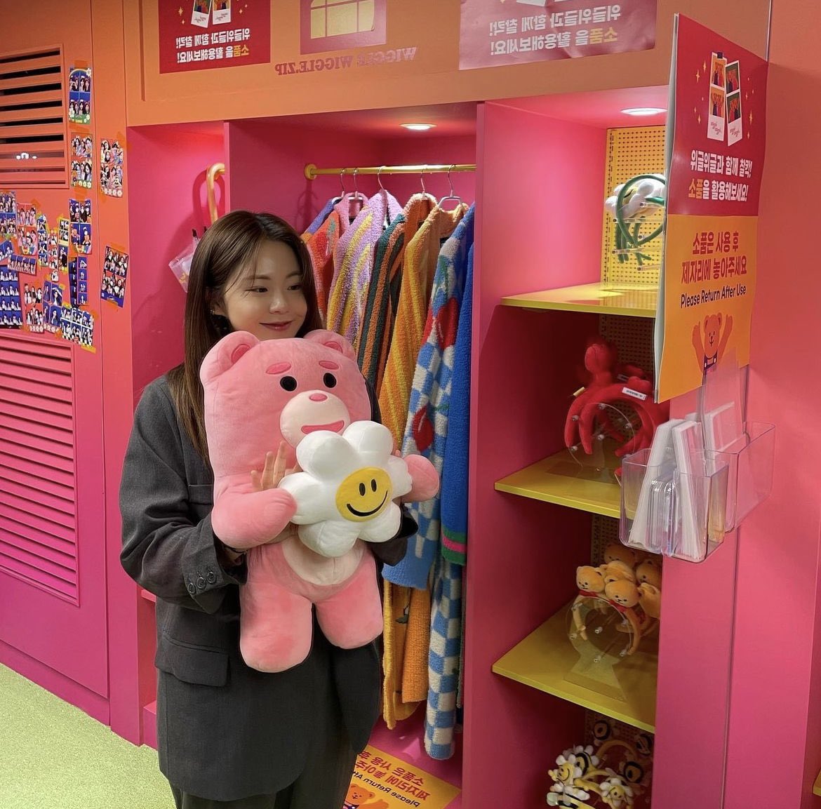 unnie_review's tweet photo. ใครมาเกา ต้องมาแวะ Wiggle Wiggle Flagship Store🌼🛍️ เพิ่งเปิดใหม่✨🐻 มีแต่ของน่ารักๆมุ้งมิ้งสุด มุมถ่ายรูปก็เยอะ! มีPhoto boothน่ารักๆให้ถ่ายด้วย📸

📍 위글위글 도산 플래그쉽 스토어
서울 강남구 언주로168길 31

🚝 압구정로데오역 Apgujeong rodeo station ทางออก5

#รีวิวเกาหลี https://t.co/GpPnGxQwxK