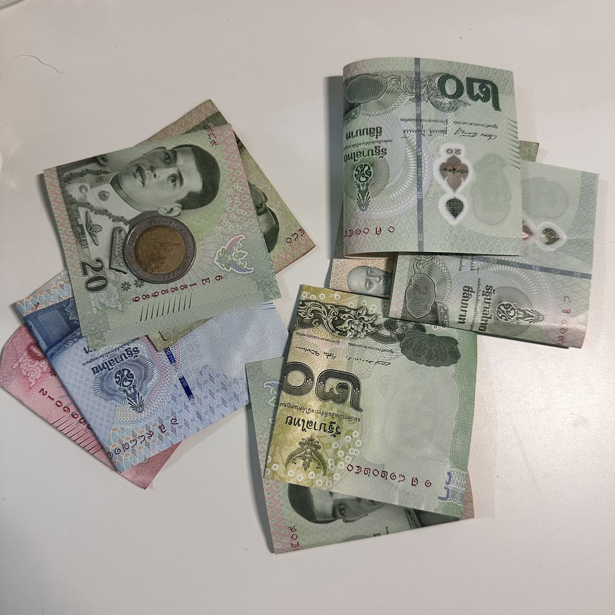 เราสอนนส.ฟรีให้ลูกคนงาน เขาเป็นคนพม่าลูกเกิดที่ไทย เราสอนหนังสือน้องให้ตั้งแต่อนุบาลจนตอนนี้น้องป.3 เมื่อวานคือวันเกิดเราแล้วน้องมาหา น้องเลยเอาเงินให้ บอกว่าให้ของขวัญวันเกิด คือเงินเก็บของหนูค่ะ หนูตั้งใจเก็บให้ตั้งแต่ปีที่แล้ว ให้พี่นะ เป็น 300 ที่มีค่าที่สุดเลยอะ ผมน้ำตาคลอ😭