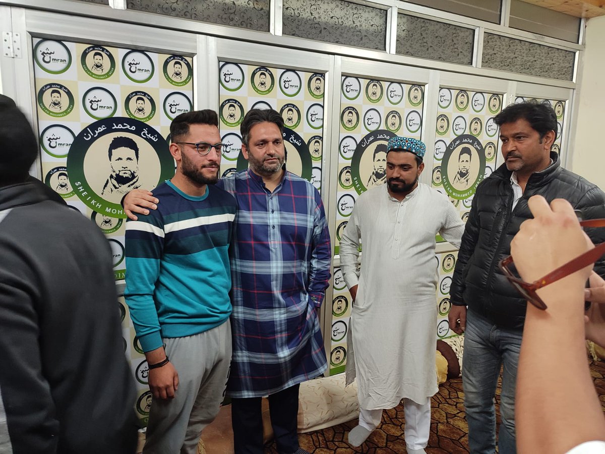 withSMI_'s tweet photo. People for khanyar constituency thronged to wish Sheikh Mohammed Imran Eid mubarak.
#OneFamily #togetherness #OneEid #EidMubarak #Eid2023 #EidCelebrations https://t.co/v2pgzh9Svp