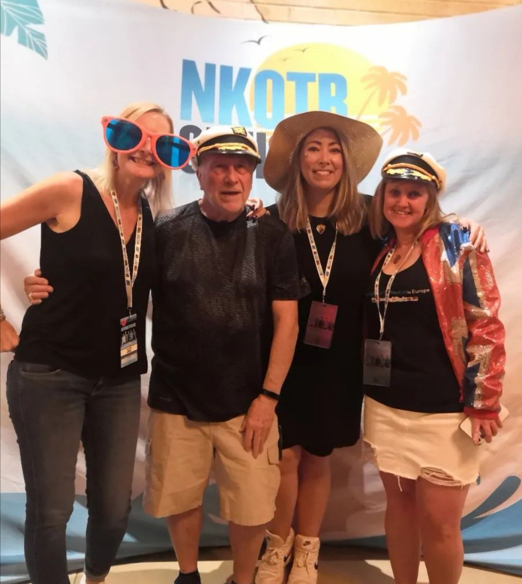 Evee_Creme's tweet photo. My fav memories are the 2 #Boston shows at the #MixtapeTour2022 The whole atmosphere was different.More energetic.And to see @NKOTB during 'Sweet Caroline' was so emotional. And got my 1st @donniewahlberg selfie at the Party Pit, couldn't be happierโฃ๏ธ
#NKOTBDay #BHLUV ๐คโค๏ธโพ๏ธ https://t.co/jsO5ixgYRY