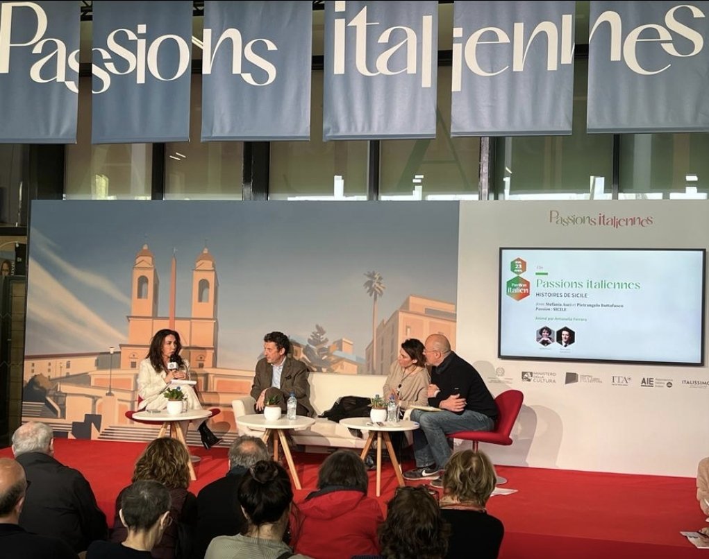 alexfassari's tweet photo. #festivaldulivreparis @PButtafuoco e Stefania Auci raccontano la Sicilia letteraria  @TaobukFestival https://t.co/ZBF4lx9X6y