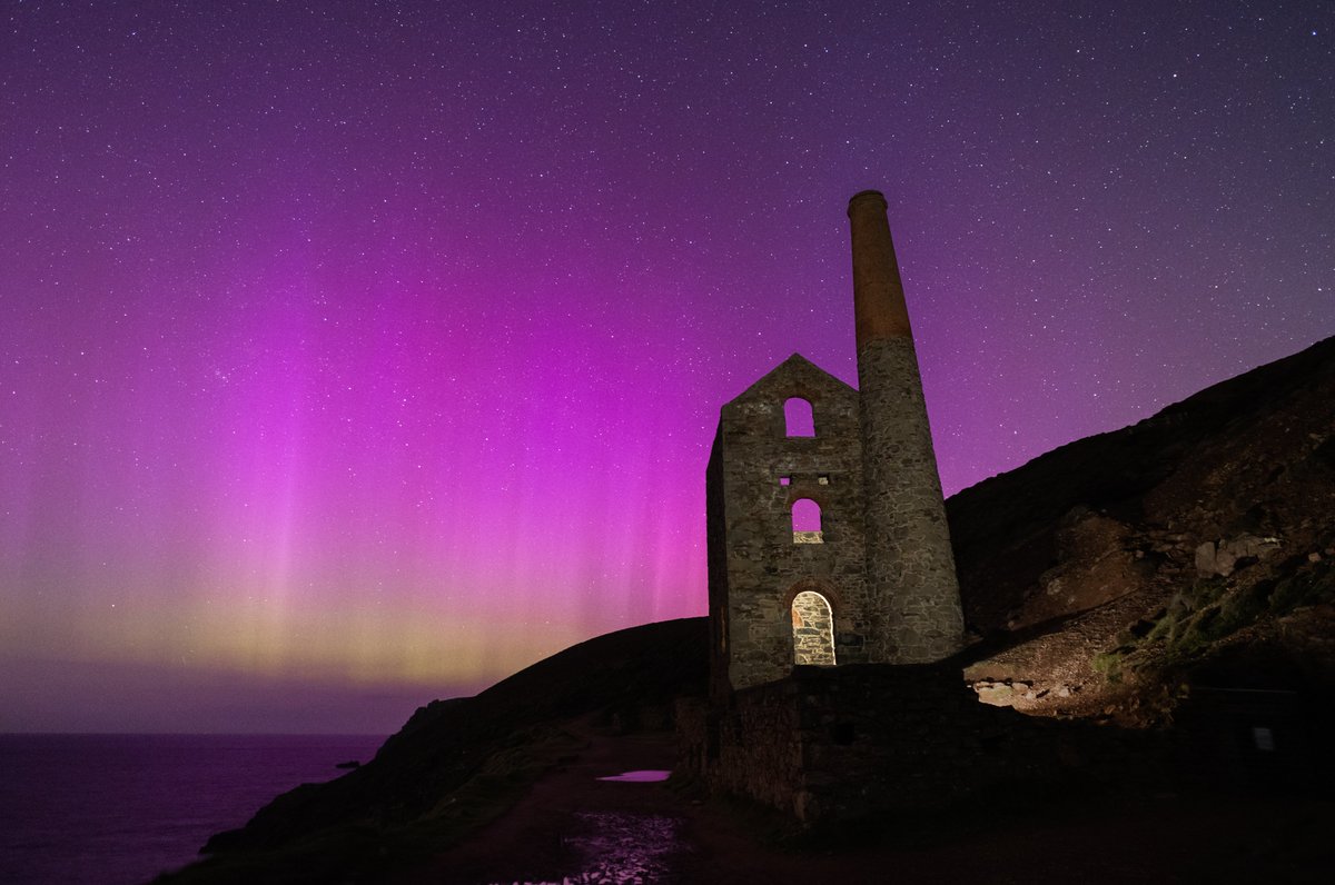 Cornish Aurora. What an unbelievable night... the Aurora Borealis in Cornwall! Here is Wheal Coates underneath the most amazing backdrop. I feel like I should say something profound, but I'm so tired!
#AuroraBorealis #NorthernLights #Cornwall #photography
