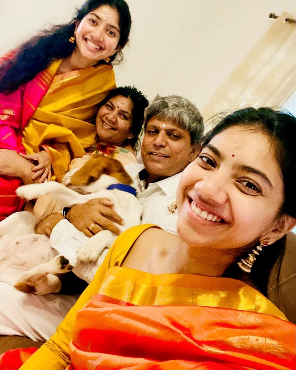 malarfan's tweet photo. Gud Morning PRINCESS...
Happy Family...

@Sai_Pallavi92
😍😍😍 https://t.co/yDi3O4hVc9