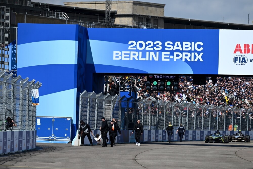 The six 'Last Generation' protesters, who've disrupted yesterday's #BerlinEPrix race, are facing criminal charges.

They are accused of coercion, dangerous interference with road traffic, trespassing, bodily harm and damaging property. #BerlinEPrix #FormulaE