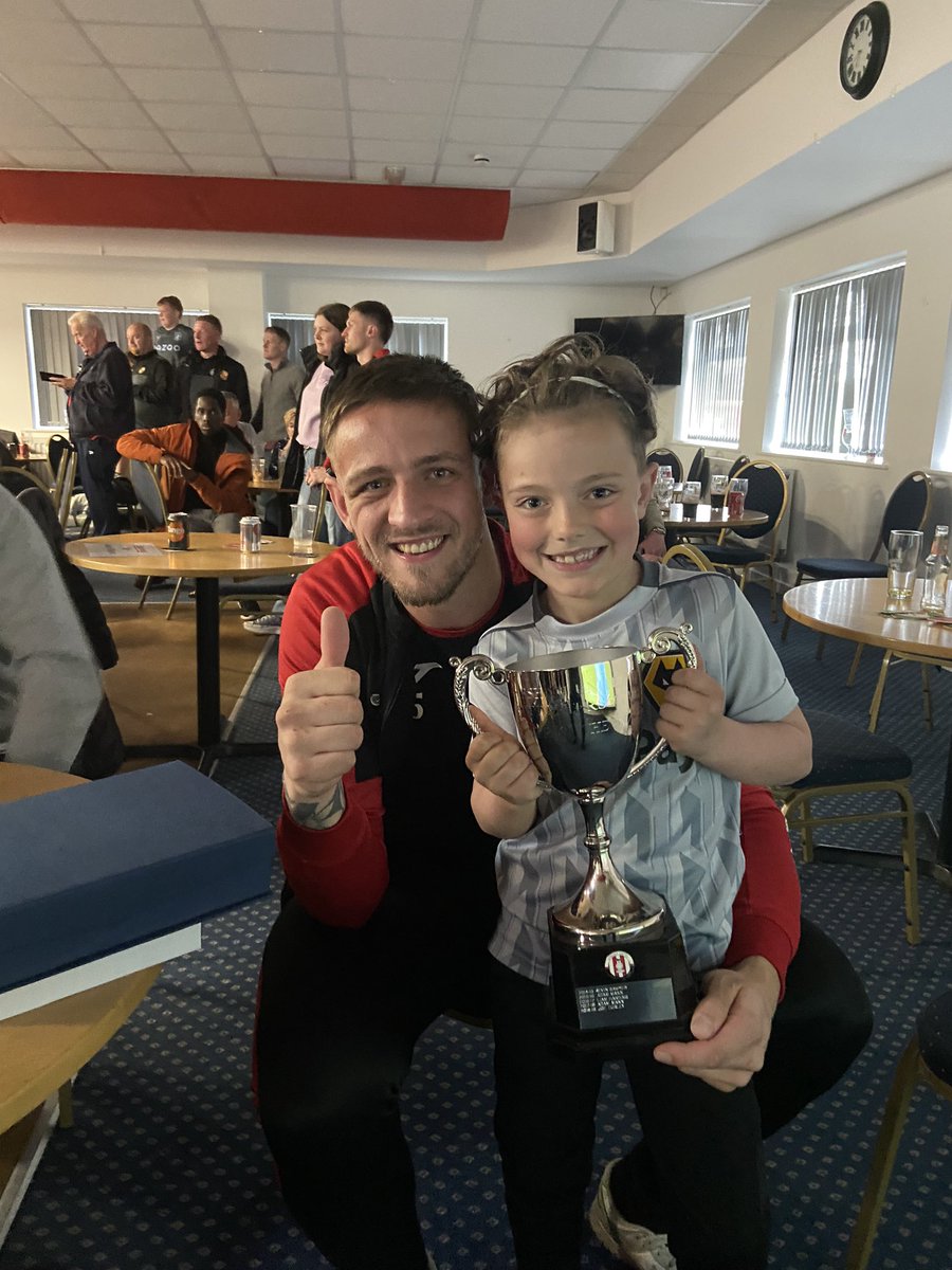 DPRoberts1982's tweet image. Can we do Saturday again please?! What a day @EveshamUnitedFC #TheRobins