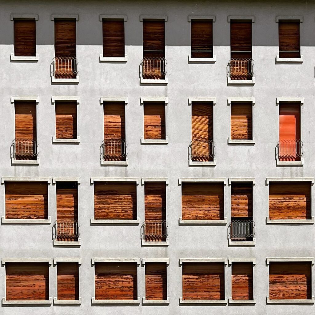 Tapparelle. #windows #facade #lines #minimal_phototrip #minimal_perfection #walls_talking #minimal #minimalarchitecture #ihavethisthingwithwindows #geometry #j_symmetry #j_windows  #geometric #squares #archi_focus_on #structure_bestshots #forli #romagna … instagr.am/p/CraPIEkMDUd/