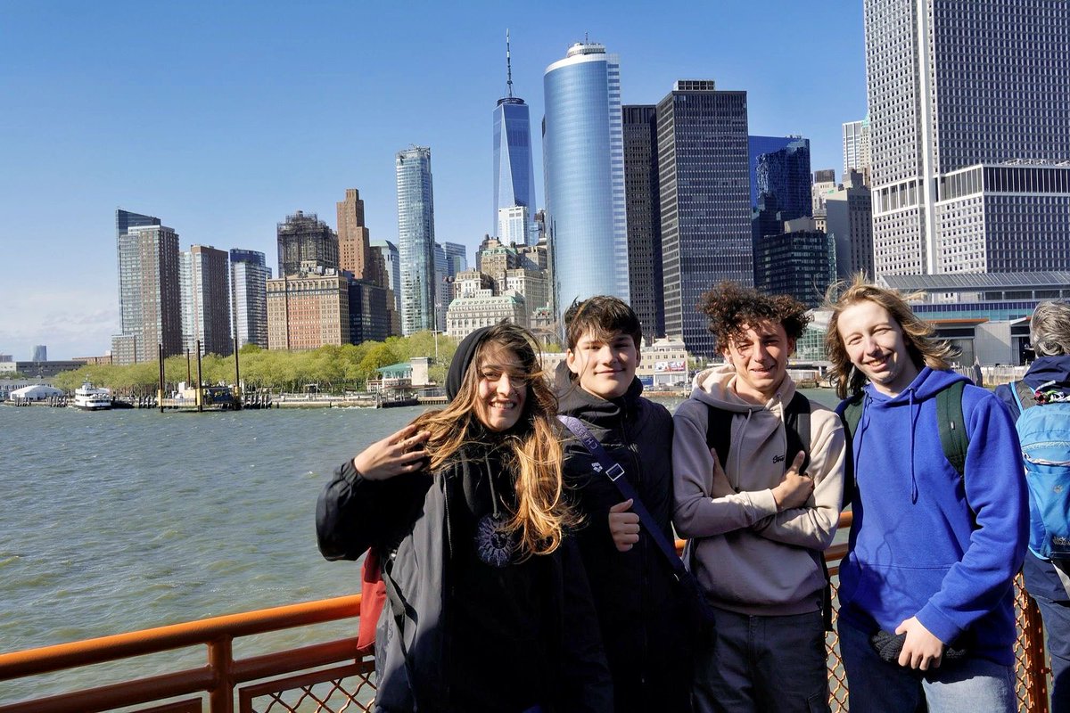 TempsJeunes's tweet photo. 🇺🇸🇺🇸🇺🇸 Les jeunes ont parcouru les quartiers de Brooklyn, Staten Island et Manhattan, observé la Statue de la Liberté depuis le ferry, admiré l'incroyable vue de la ville depuis le sommet de l'Empire State Building, ...

#colos #tempsjeunes #newyork 🗽 https://t.co/vqsT9LP1ux