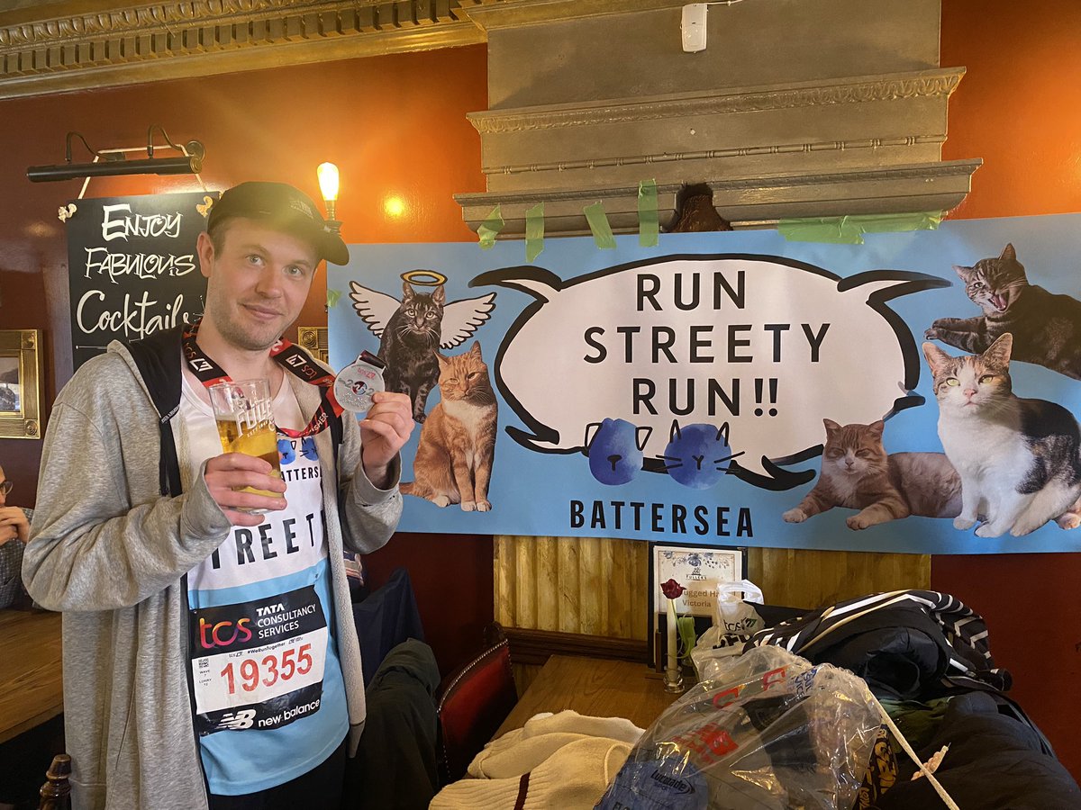 FionaPorritt_'s tweet photo. Huge congratulations to @JamesStreet237 who ran the #LondonMarathon  for @Battersea_ yesterday! His cats were out to cheer him on courtesy of an obnoxious sign I made 😂 https://t.co/T7psQ8MBUC