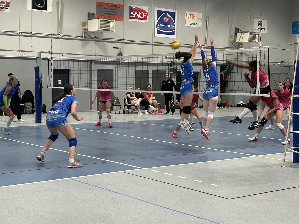 CMVB81's tweet photo. 🌊Un mur sur l’autoroute du maintien en N2 pour le @CMVB81. Si la réserve a validé sa montée en Prénationale au TAC (1-3) 👏, les Hornets 🐝 ont subi un cuisant revers (3-0) à L’Union ➡️ https://t.co/ttk8yp6pQb 🔵⚪️🟢 @ladepechedumidi @LeJournaldIci @olehmuller @WilfriedPenela https://t.co/y0lyCYXquD
