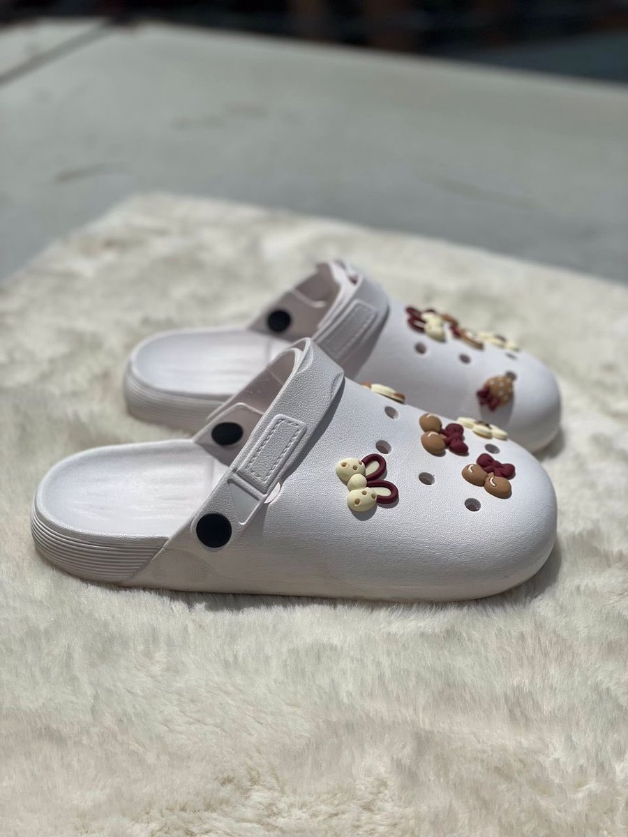 crocskali's tweet image. Crocs weather ⛈💐

1 pair - 35,000/= tshs ($15)
☎️ : 0769928320
💌 : crocskali@gmail.com

Nationwide delivery 🚚 
#crocscomfort  #crocszn