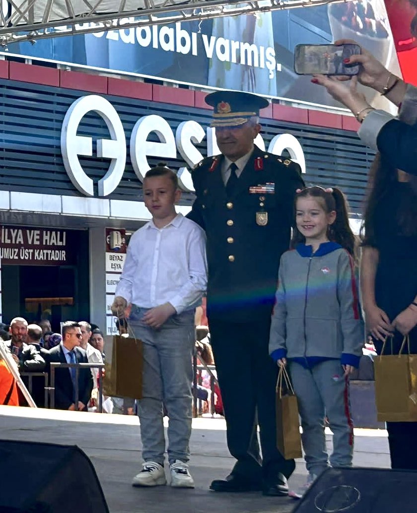 “23 Nisan Ulusal Egemenlik ve Çocuk Bayramı” konulu resim yarışmasında “İl İkincisi” olmayı başaran 1.sınıf öğrencimiz Derin Sağ’ı tebrik eder, sevgili öğrencimize başarılarının devamını dileriz. ❤️💙