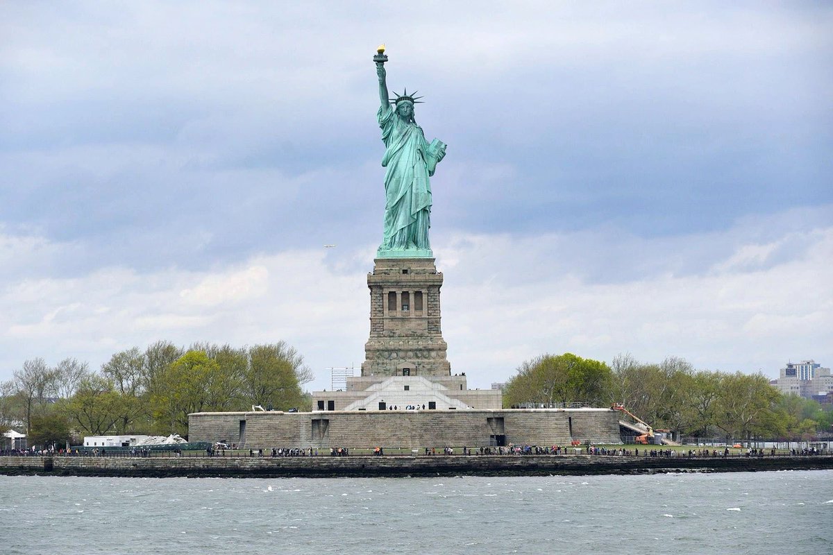 🇺🇸🇺🇸🇺🇸 Les jeunes ont parcouru les quartiers de Brooklyn, Staten Island et Manhattan, observé la Statue de la Liberté depuis le ferry, admiré l'incroyable vue de la ville depuis le sommet de l'Empire State Building, ...

#colos #tempsjeunes #newyork 🗽