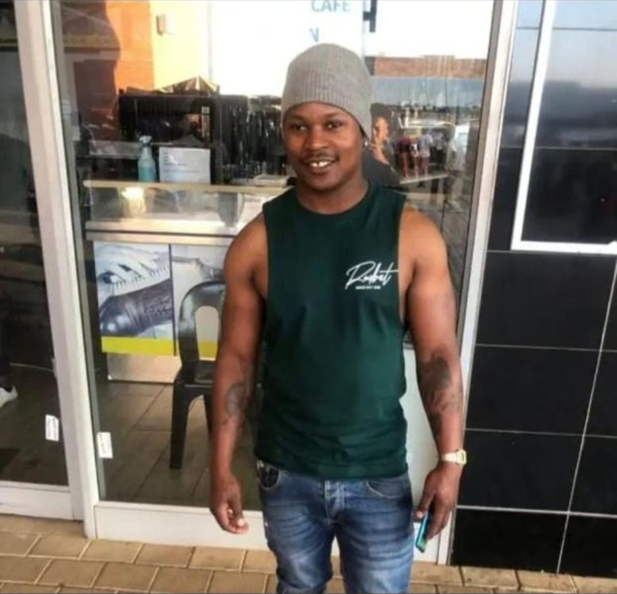 PSAFLIVE's tweet photo. BOLO: Mozambican Man wanted in connection with the murder of Phelisa Kulu in Drieziek Ext 4 , Orange Farm.
The suspect is believed to have murdered Kulu his girlfriend on 12 April 23 and took her bank cards , ID , Drivers licence, cellphones and her vehicle a red Hyundai Tucson Reg KS40PV GP and also made cash withdrawals from her bank account on 15 April 23 when the salary was paid into the victims account. The suspect was last traced in Komatipoort.