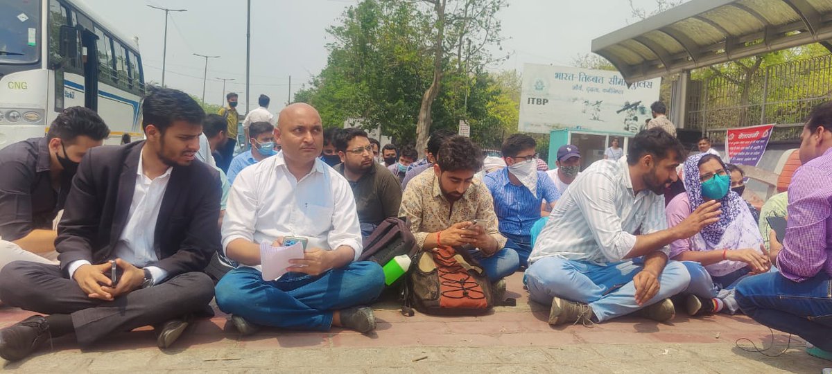 एसएससी सीजीएल 2023 की भर्ती अधिसूचना में आयु गणना की दिनांक बदलने के सन्दर्भ में एसएससी अभ्यर्थियों के साथ <a href="/prashant_kamal1/">प्रशांत कमल</a> पहुंचे एसएससी मुख्यालय। पुलिस चेयरमैन से मिलने नहीं दे रही है। छात्र गेट पर ही बैठ गए हैं।