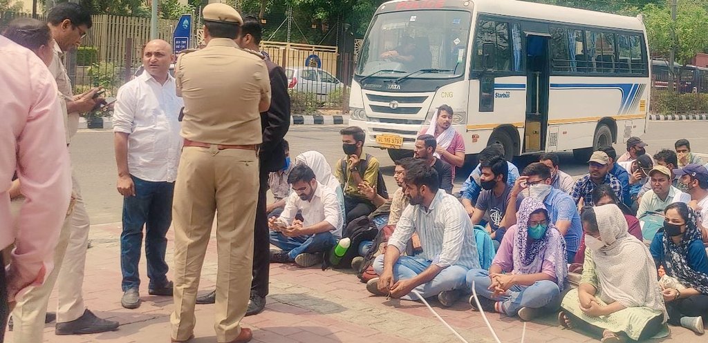 yuvahallabol's tweet photo. एसएससी सीजीएल 2023 की भर्ती अधिसूचना में आयु गणना की दिनांक बदलने के सन्दर्भ में एसएससी अभ्यर्थियों के साथ @prashant_kamal1 पहुंचे एसएससी मुख्यालय। पुलिस चेयरमैन से मिलने नहीं दे रही है। छात्र गेट पर ही बैठ गए हैं। https://t.co/5dp3aoBEP7