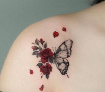 I've seen tattoos with this exact pattern a few times and they always impress me the same way 😍 Who else likes it? #roseandbutterflytattoo #tattoo #femaletattoo