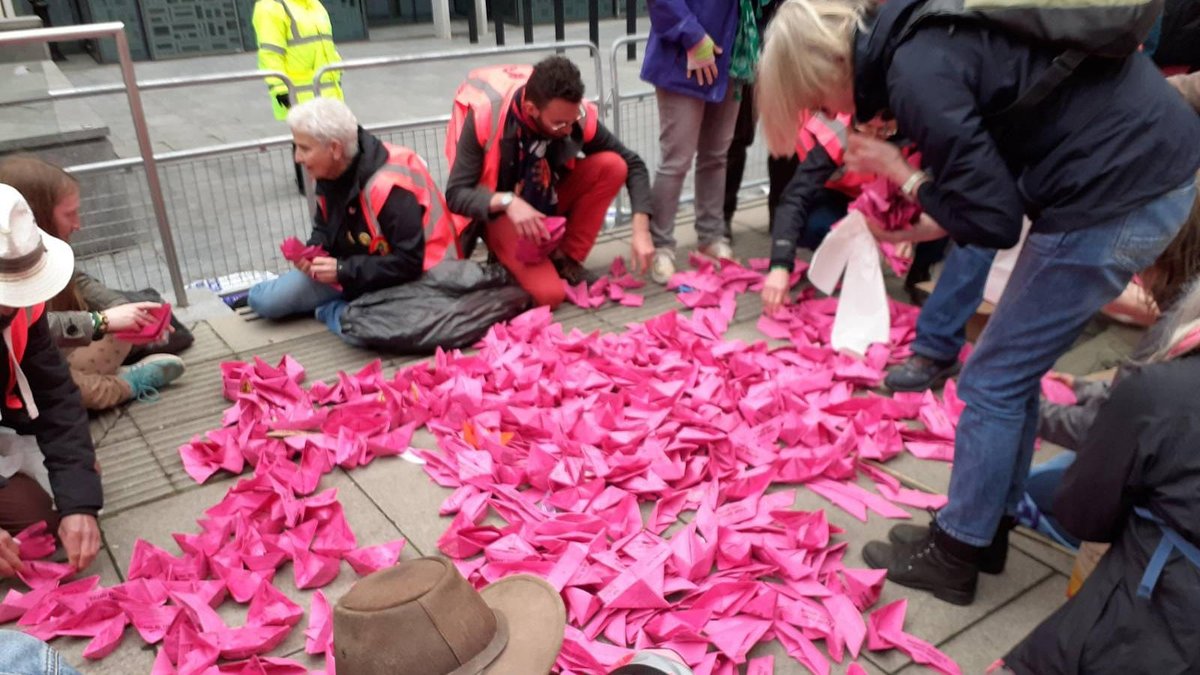 XRAberteifi's tweet photo. #PinkBoats outside #HomeOffice for #TheBigOne #climate demo
Messages for MPs about the racist, divisive & illegal refugee bill currently going through Parliament
#RefugeesWelcome #ClimateJustice #ClimateEmergency
Photo by Jane https://t.co/KdNHQhJo2q