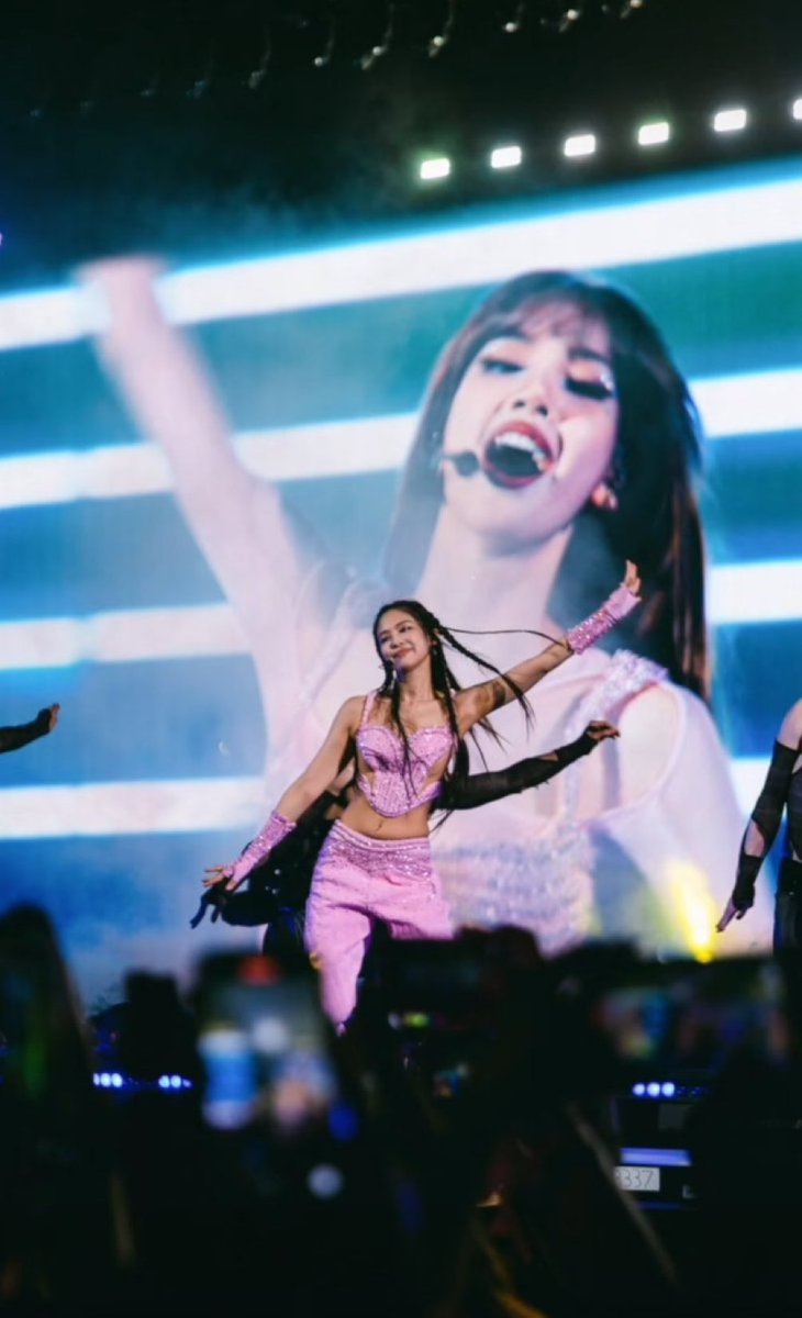 jnksxst's tweet photo. Behind every successful woman is her loudest and biggest fan girl slash partner in crime slash her poopoo slash her beautiful soul slash her lisayah slash her lilo, in shot her girlfriend :)) https://t.co/XGSebKmZMJ
