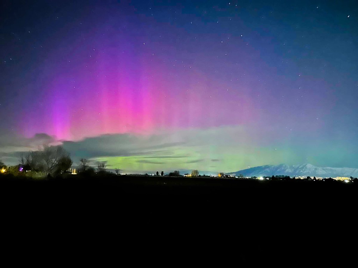 SLCScanner's tweet photo. #NorthernLights #Hooper #Utah Courtesy of Mishana LeFevre taken from 1005pm to 1110pm. #utwx #awesome https://t.co/h3RQudgEwp