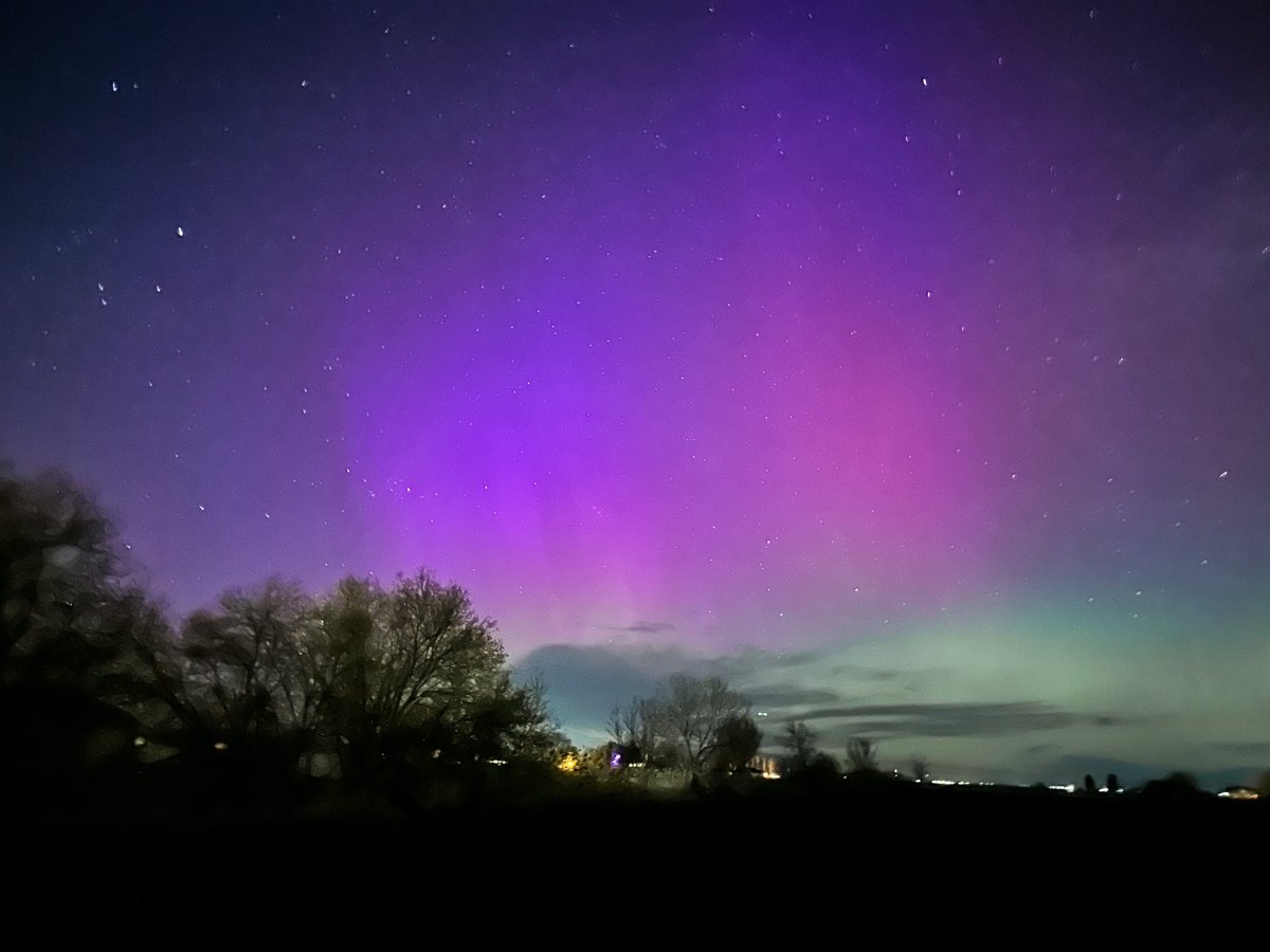 SLCScanner's tweet photo. #NorthernLights #Hooper #Utah Courtesy of Mishana LeFevre taken from 1005pm to 1110pm. #utwx #awesome https://t.co/h3RQudgEwp