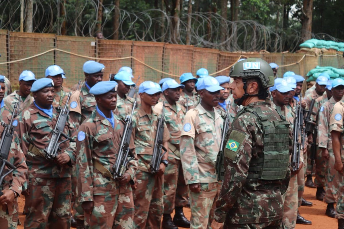 SANDF_ZA's tweet photo. READ || Operational visit of the newly appointed MONUSCO Force Commander.

https://t.co/9iEB58eGeO

#SANDF
#JointOperationsDivision
#RSABATT
#DRC https://t.co/U5Gj0w5Iku
