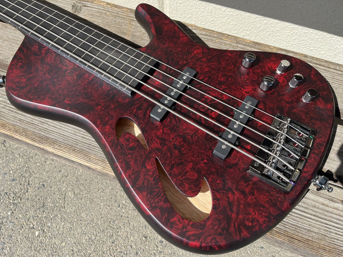 tsguitars's tweet photo. カスタムオーダーで製作させていただきましたOmni-5B,Singlecut-Hollow
今回フレットレスでのご依頼でしたが、低域から高域まで懐の深いサウンドが広がって心地良い響きです。オーナー様ありがとうございました♪
#tsguitars #customguitars #custombass #electricguitars #electricbass #burlmaple https://t.co/uw3tDwiAWs