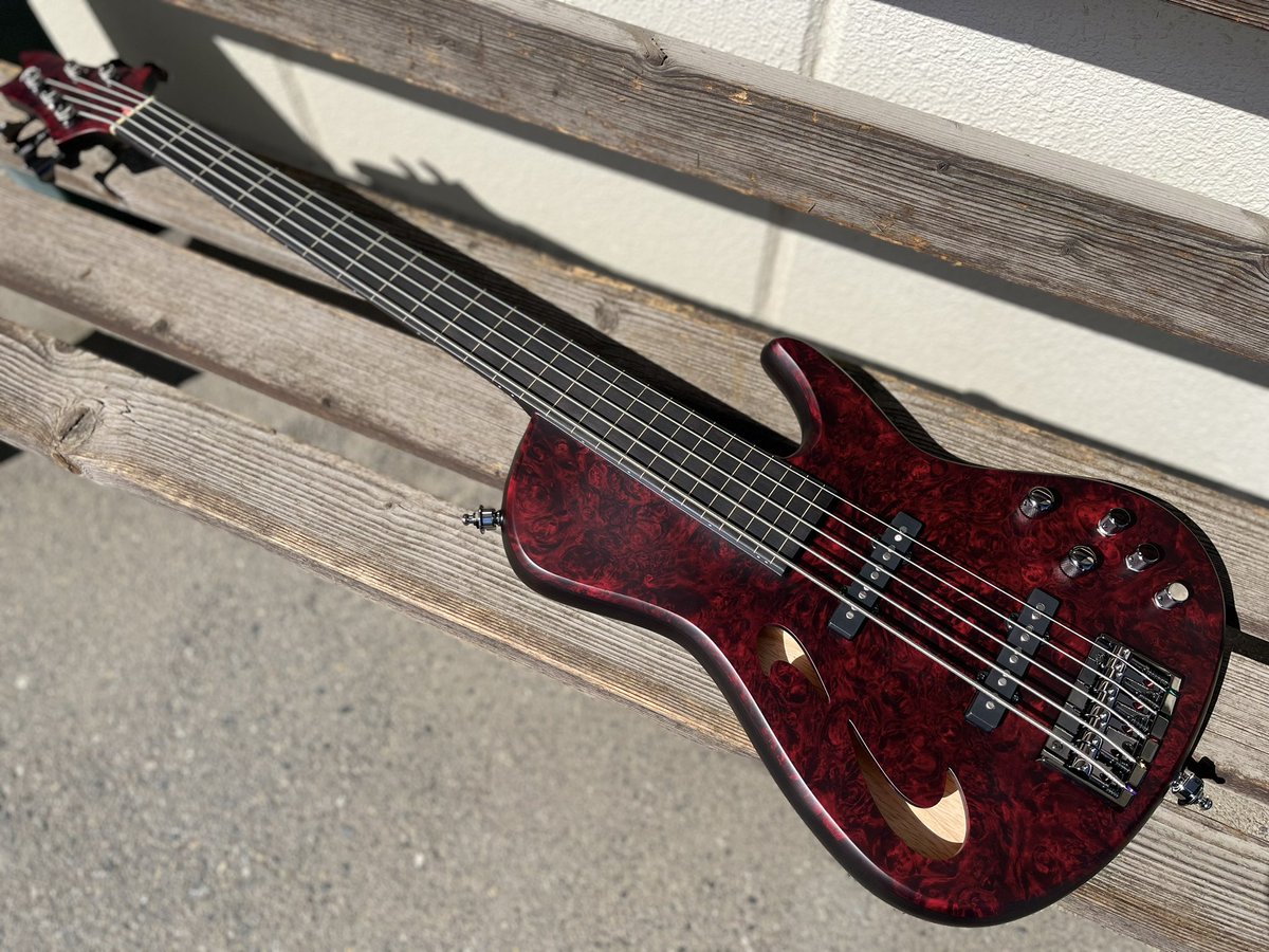 tsguitars's tweet photo. カスタムオーダーで製作させていただきましたOmni-5B,Singlecut-Hollow
今回フレットレスでのご依頼でしたが、低域から高域まで懐の深いサウンドが広がって心地良い響きです。オーナー様ありがとうございました♪
#tsguitars #customguitars #custombass #electricguitars #electricbass #burlmaple https://t.co/uw3tDwiAWs