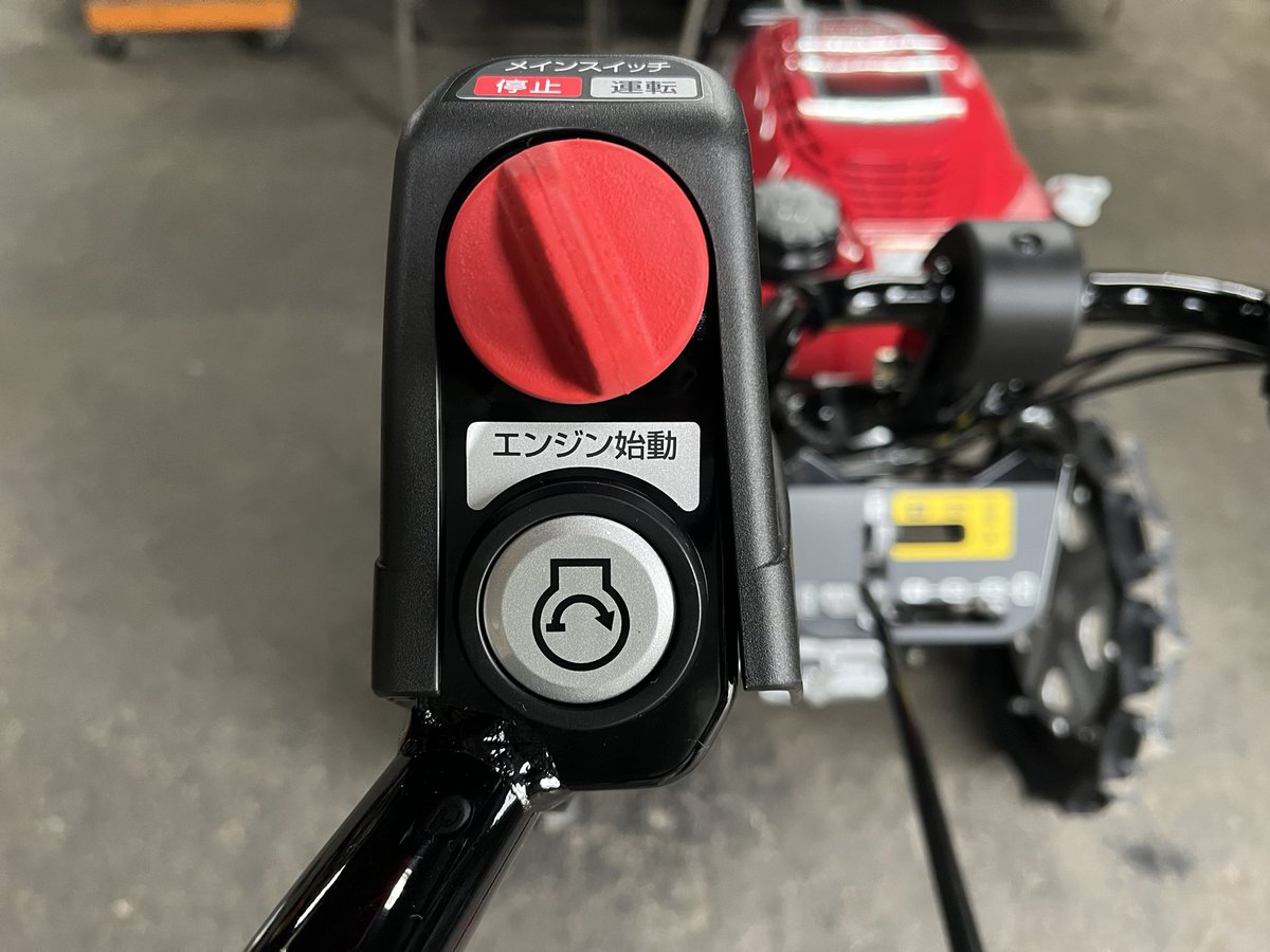 Nmax_R25_C70's tweet photo. お疲れ様です😊
プッシュ式のスターターが付いててビックリ😳
しかも充電はUSB-B端子🔋🔌
#HONDA
#FF500
#サラダ https://t.co/6JXwjfaZEa