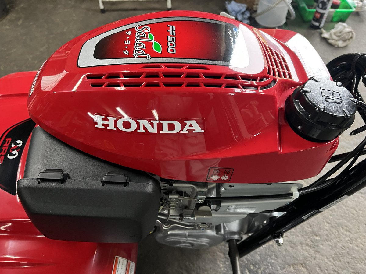 Nmax_R25_C70's tweet photo. お疲れ様です😊
プッシュ式のスターターが付いててビックリ😳
しかも充電はUSB-B端子🔋🔌
#HONDA
#FF500
#サラダ https://t.co/6JXwjfaZEa