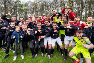 Kroon op het werk voor trainer John Farkas: SC Rheden pakt de titel en is na een seizoen terug in derde klasse gelderlander.nl/amateurvoetbal…