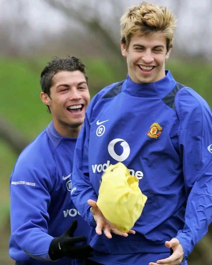 figxres's tweet photo. Footballers you didn’t know played together, A thread

1. Cristiano Ronaldo &amp; Pique https://t.co/qF4B6MOLbu