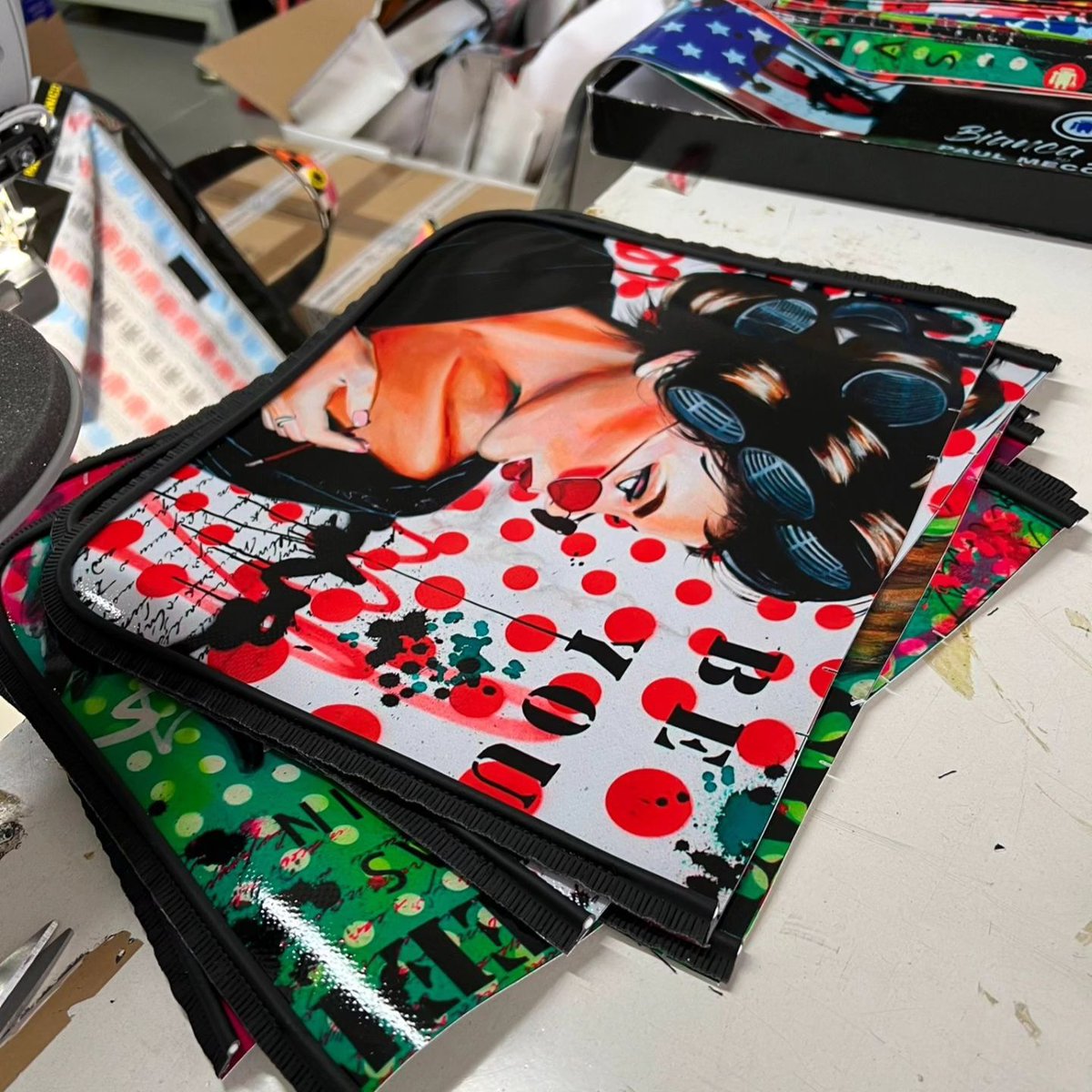 PAULMECCANICO's tweet photo. Siamo felici ed orgogliosi di annunciarvi che le opere dell'artista olandese @bianca_level_art saranno presto oggetto di una nuova fantastica "ART COLLECTION". 😍😍
#STAYTUNED
.
.
#PaulMeccanico #artbags #madeoftrucktarpaulin #animalcrueltyfree #madeinItaly #Sarnano #Sibillini https://t.co/zmTUwwwQ5k