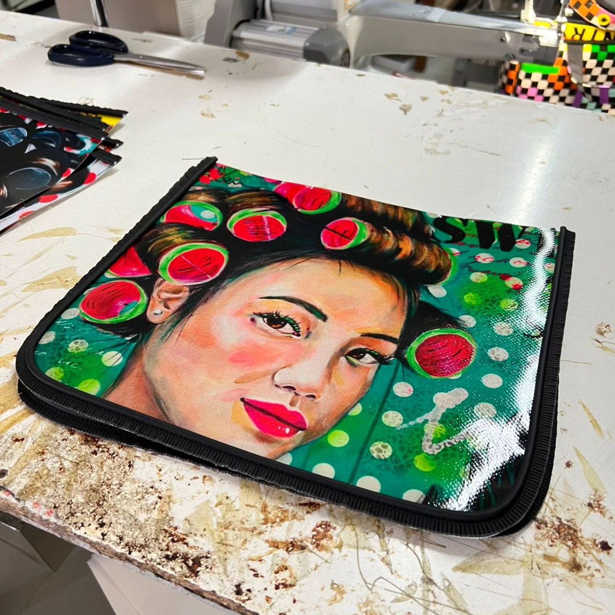 PAULMECCANICO's tweet photo. Siamo felici ed orgogliosi di annunciarvi che le opere dell'artista olandese @bianca_level_art saranno presto oggetto di una nuova fantastica "ART COLLECTION". 😍😍
#STAYTUNED
.
.
#PaulMeccanico #artbags #madeoftrucktarpaulin #animalcrueltyfree #madeinItaly #Sarnano #Sibillini https://t.co/zmTUwwwQ5k