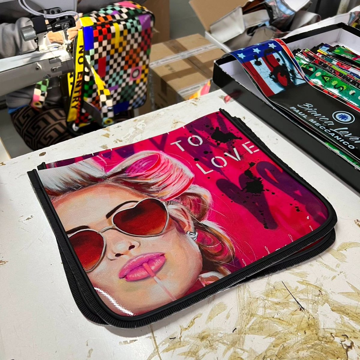 PAULMECCANICO's tweet photo. Siamo felici ed orgogliosi di annunciarvi che le opere dell'artista olandese @bianca_level_art saranno presto oggetto di una nuova fantastica "ART COLLECTION". 😍😍
#STAYTUNED
.
.
#PaulMeccanico #artbags #madeoftrucktarpaulin #animalcrueltyfree #madeinItaly #Sarnano #Sibillini https://t.co/zmTUwwwQ5k
