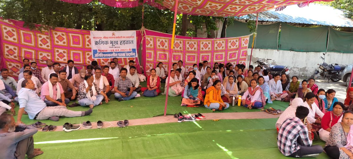 Pradeeppawardr's tweet photo. @PMOIndia @narendramodi @ChouhanShivraj 
 प्रधानमंत्री जी जब आपका दौरा मध्यप्रदेश मे हो रहा है ��र यहाँ संविदा स्वास्थ्य कर्मी कई दिनों से अपने हक के लिए भुख् हड़ताल पर है। लेकिन कोई सुनवाई नहीं है। कृपया आज 32000 लोगो के परिवारों की भी सुध लेवे। 
@ZeeTV @aajtak https://t.co/WlZPQNVyTO