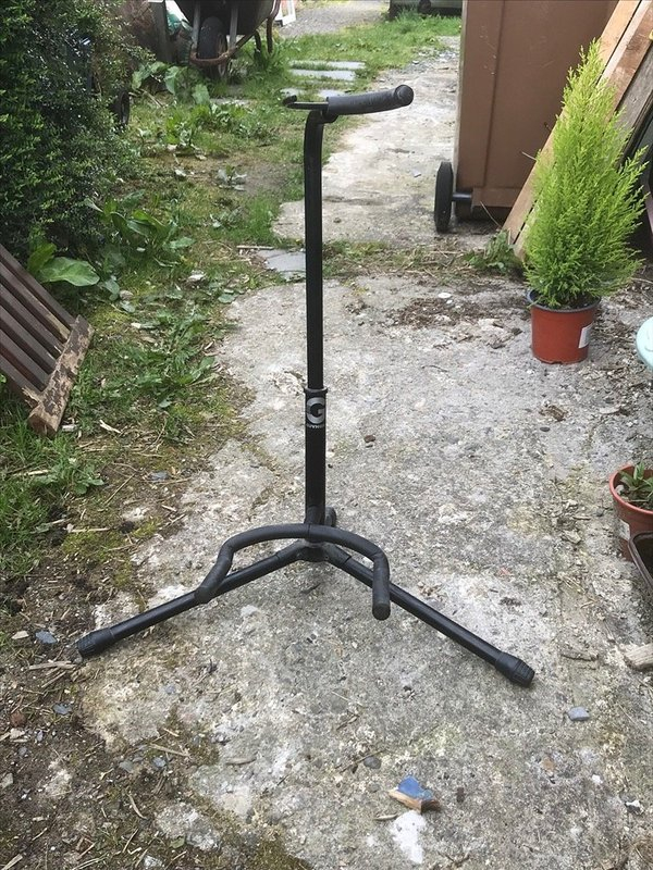 OFFER: Guitar stand (Rhiwbryfdir, Blaenau FF LL41) ilovefreegle.org/message/988147…