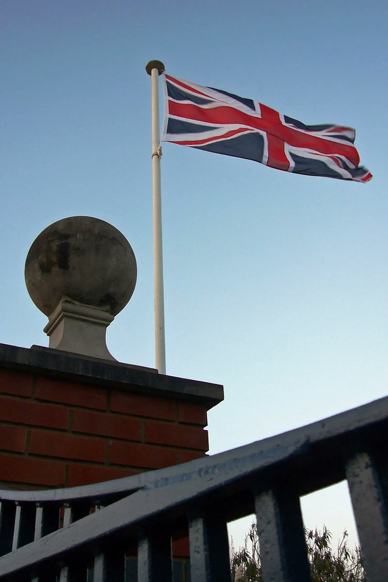 FlagpoleLondon's tweet photo. In the UK when flying the #Unionflag with other national #flags the Union flag occupies the senior position https://t.co/LXxSRXzdD3 #flag #flagpole #Londonflags https://t.co/m3NeMQXbMB