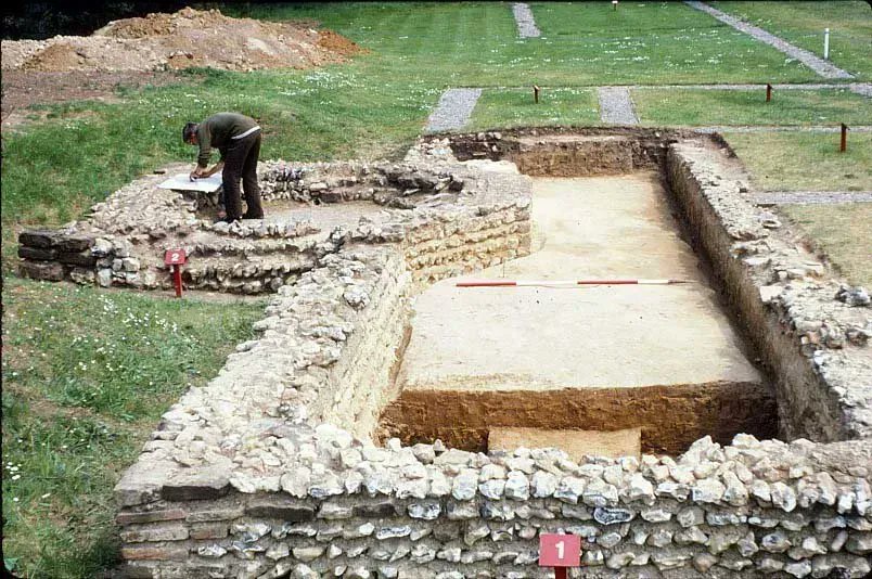 HCTRoman's tweet image. The last excavation took place in the late 70s/early 80s to see underneath the better-preserved mosaics. Ian Horsey from the @PooleMuseum excavated these areas to reveal how our mosaics were constructed. 

#MosaicMonday #RomanBritain #Archaeology #RomanBritain #RomanVilla