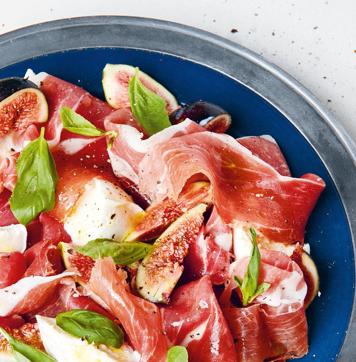 Hoe lekker ziet deze salade van vijgen, buffelmozzarella en parmaham eruit? Vanaf morgen kun je 'm zelf maken, want dan ligt de nieuwste 'Big Mamma' in de boekhandel!

Big Mamma in 30 minuten | Auteur: Big Mamma | ISBN: 9789461432957 | €32,50 | bit.ly/boek_bigmammai…