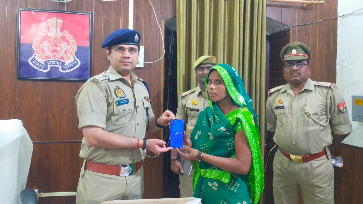 balliapolice's tweet photo. सर्विलांस सेल बलिया द्वारा जनपद के आमजनों के गुमशुदा कुल  62 मोबाइल  रिकवर कर #SPBallia श्री राजकरन नय्यर द्वारा आज पुलिस कार्यालय में  मोबाइल स्वामियों को सुपुर्द किया गया।  #UPPolice  #BalliaPolice #ballia #बलिया https://t.co/nSm1R37s76