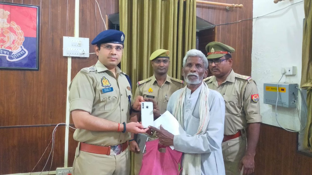 सर्विलांस सेल बलिया द्वारा जनपद के आमजनों के गुमशुदा कुल  62 मोबाइल  रिकवर कर #SPBallia श्री राजकरन नय्यर द्वारा आज पुलिस कार्यालय में  मोबाइल स्वामियों को सुपुर्द किया गया।  #UPPolice  #BalliaPolice #ballia #बलिया